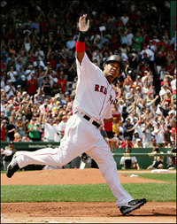 Manny_waves_to_fans_after_hr