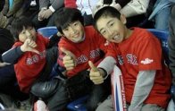 Japan_trip_kid_fans_3